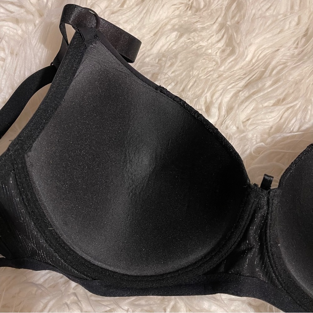 Emily Johnson Black Bra -38DD - Picture 9 of 10